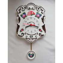 Domború felületű, szépen díszített ingás fali óra emblémával