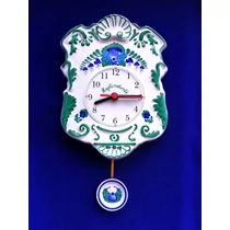 Domború felületű, szépen díszített ingás fali óra   