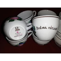 Teás-/ kávés csésze köszönőajándék, oldalán a tanárok neveivel 