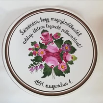 Rózsaszín virágos motívum, sötétzöld levéllel