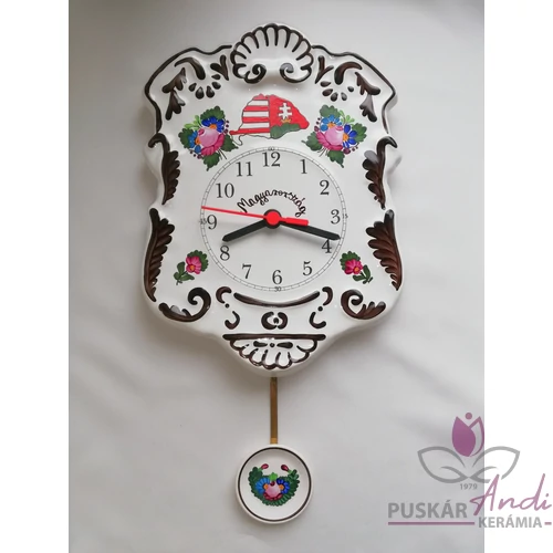 Domború felületű, szépen díszített ingás fali óra emblémával