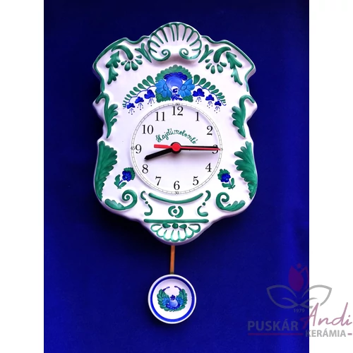 Domború felületű, szépen díszített ingás fali óra   