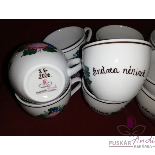 Teás-/ kávés csésze köszönőajándék, oldalán a tanárok neveivel 