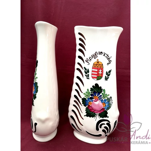 Domború felületű, szépen díszített váza emblémával  /22 cm/